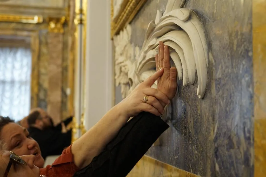 Для незрячих и слабовидящих посетителей